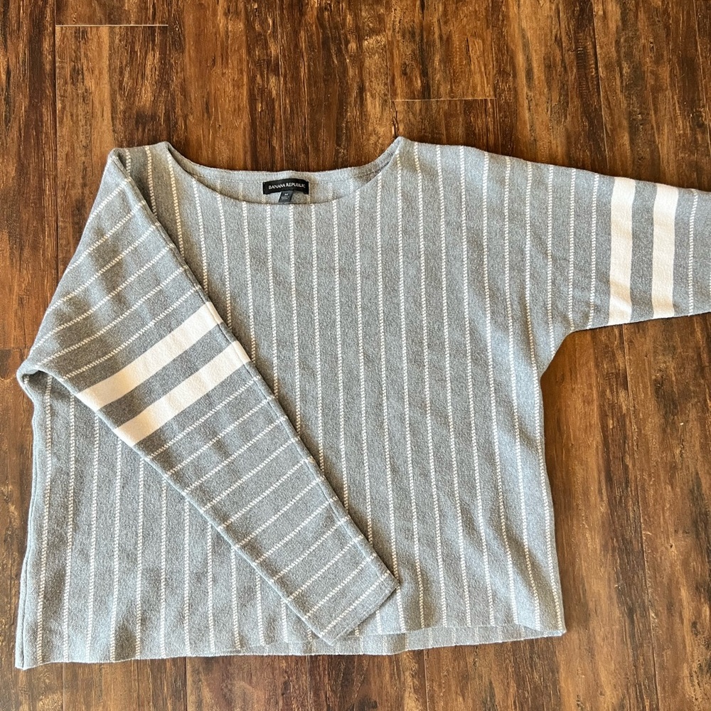 Banana Republic sweater. Size Medium.